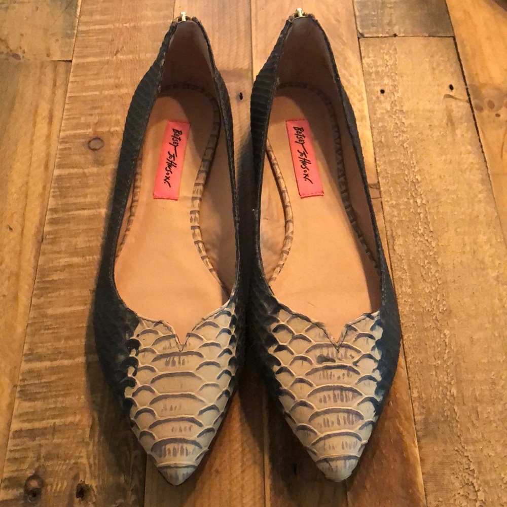 Betsey Johnson snakeskin print flats size 9
